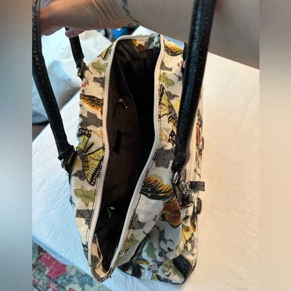 Beautiful Butterfly Overnight Travel Carpet Bag Unique Tapestry Feel - Picture 8 of 11